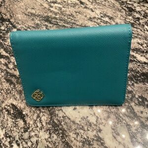 ✈️ Kendra Scott Passport Holder – Teal ✈️